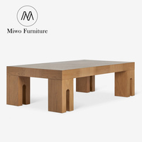 Table basse rectangulaire moderne en chêne, table basse en bois massif avec pieds découpés en arche, table centrale sculpturale en bois pour salon