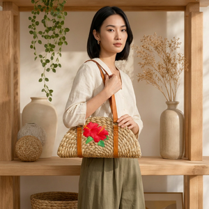 กระเป๋า HIBISCUS กระเป๋าถือสานมือจากผักตบชวา พร้อมตกแต่งด้วยเชือกถักแบบมาคราเม่ กระเป๋าสะพายไหล่สานธรรมชาติ เป็นมิตรกับสิ่งแวดล้อม สไตล์โบโฮ เหมาะสำหรับไปทะเลหรือช้อปปิ้ง - Product Image 3