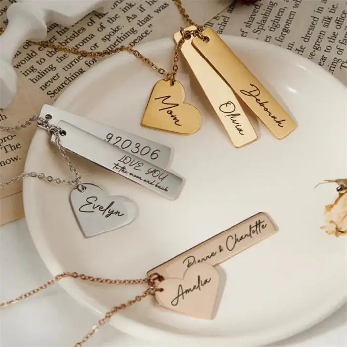 قلادة أسماء مجوهرات مخصصة منقوشة بالذهب عيار 18 قيراط قلادة مستطيلة على شكل قلب للنساء