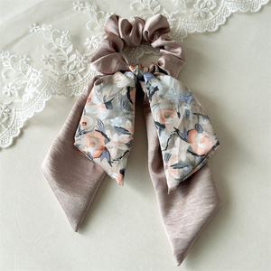 ที่คาดผมผ้าซาตินสองชั้นแบบโบว์สวยหรู พร้อมริบบิ้นลายดอกไม้หวานๆ สำหรับผู้หญิง - Product Image 4