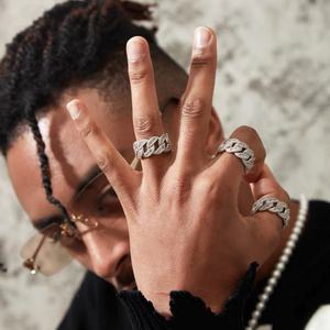 แหวนทรงบาแกตต์สุดหรูทันสมัย ชุบทองคำแท้ 14k บนตัวเรือนเงินแท้ S925 ประดับด้วยโมอิสซาไนต์ พร้อมสายคิวบันสำหรับผู้ชาย - Product Image 4