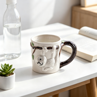 Mug à café en céramique avec un adorable paresseux 3D suspendu sur une branche d'arbre