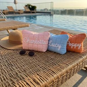 Bolsa de Maquillaje Acolchada de Poliéster Hecha a Mano con Patrón de Letras Inglesas, Organizador de Artículos de Aseo para Viaje, Bolso Tipo Clutch para Mujer - Product Image 3