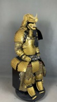 Tenue complète de samouraï japonais avec armure dorée à motifs écailles et casque croissant de lune – Idéale pour collection d'art ou décoration intérieure