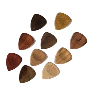 Púa de Guitarra de Madera Personalizada con Logotipo y Cualquier Texto - Regalo Único para Músicos y Regalo Promocional - Product Image 2