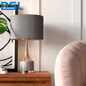 โคมไฟตั้งโต๊ะแบบหรี่แสงได้ รุ่นโมเดิร์น ขั้ว E26 สำหรับบ้าน โรงแรม ห้องนอน ห้องอ่านหนังสือ พร้อมโคมไฟผ้าลายเหล็กศิลป์ ดีไซน์เรียบง่าย ใช้ไฟ AC - Product Image 3