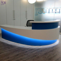 Comptoir d'accueil moderne en pierre de surface solide, blanc et bleu, de forme incurvée, pour bureaux, hôtels et salons