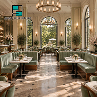 Ensemble de sièges de restaurant personnalisables en velours vert, table à manger en marbre, chaises en bois, fabricant OEM, fournisseur de projets en gros