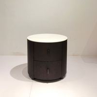 Table de chevet élégante, fonctionnelle, intemporelle, moderne, noire, style bois anglais, avec tiroir, configuration classique, durable, pour usage hôtelier