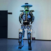 Costume de danse robot LED sur le thème du cowboy, en promotion, avec panneaux lumineux sculptés sur mesure, mascotte sur échasses pour les activités de défilés de carnaval