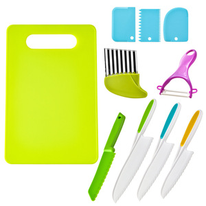 Set di 15 Coltelli in Plastica per Bambini con Logo Personalizzato, Taglierini Ondulati per Frutta e Torte, Utensili da Cucina - Product Image 3