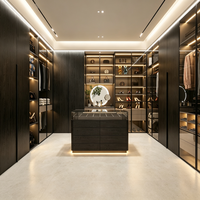 Armoire Walk-in en chêne blanc anti-traces de doigts ENF avec porte vitrée, îlot à bijoux et coiffeuse