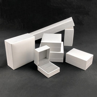 Boîte de présentation de bijoux en papier PU blanc de luxe avec logo personnalisé, fabrication directe d'usine, angle droit, avec insert en velours