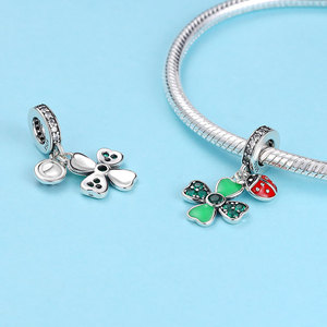 Colgante de Plata S925 con Pavé de Circonitas, Doble Colgante de Trébol y Mariquita, Esmalte Verde y Circonita, Joyería para Mujer - Product Image 2