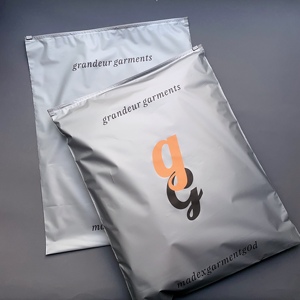 Bolsas de plástico con cierre hermético, color gris mate personalizado, con impresión de logotipo en dos colores, resellables, para empaque de ropa. - Product Image 5