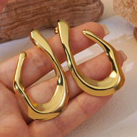 Boucles d'oreilles créoles épaisses et courbées minimalistes, plaquées or 14 carats, finition polie, forme C sculpturale abstraite et organique, pour femme