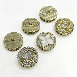 Boutons Métalliques Électroplaqués Personnalisés pour Vêtements Tricotés, Pulls et Chemises, Vente en Gros Fabricant pour Femmes - Product Image 1