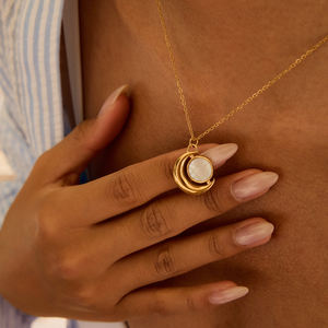 قلادة من الفولاذ المقاوم للصدأ مطلية بالذهب عيار 18 قيراط مع حلية على شكل قمر وخرز لؤلؤي مقلد، تصميم بسيط وأنيق للاستخدام اليومي للنساء - Product Image 1