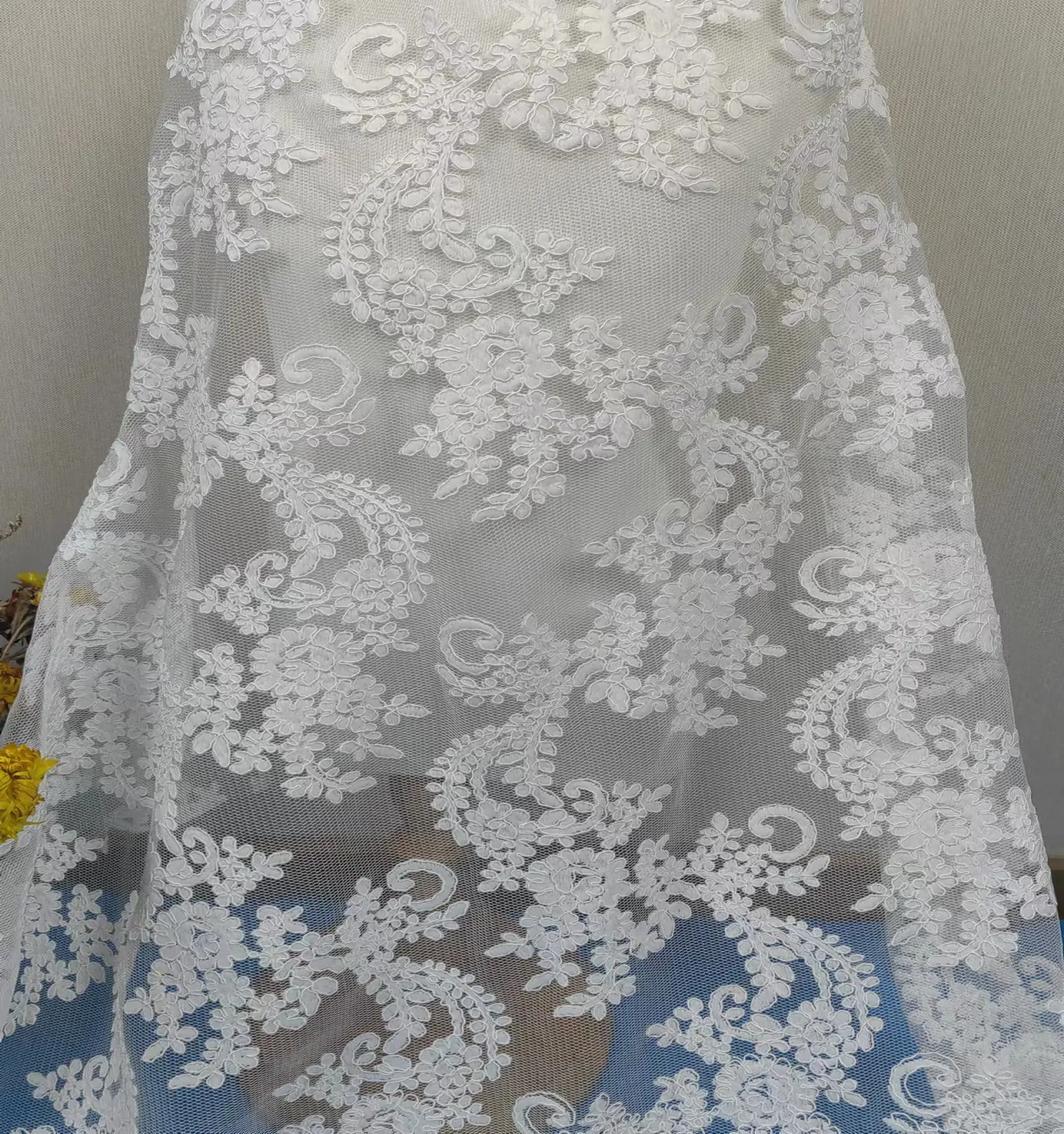 Tela de encaje de tul textil de encaje nupcial francés blanco con cordón pesado para vestido de novia