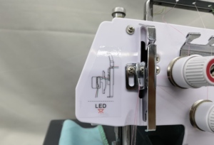 JK4-434D Mini-Nähmaschine mit Overlock-Stich, 4 Fäden, Doppelnadel, tragbar und leicht, mit integriertem Motor. - Product Image 3