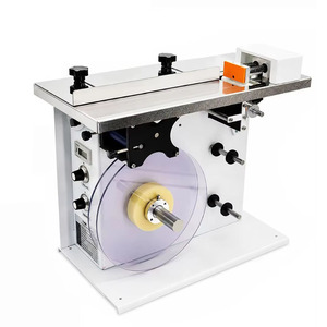 Machine d'étiquetage semi-automatique pour boîtes à angle droit, machine de scellage et d'étiquetage des coins, étiquetage de boîtes en papier à 90 degrés - Product Image 1