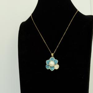 Parure de bijoux trois pièces en or 18 carats plaqué or avec perles d'eau douce et plumes de raie rétro, motif pivoine, idéale pour les occasions festives - Product Image 1