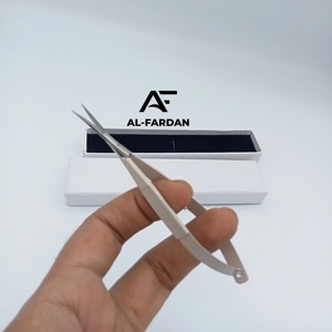 Ciseaux de maquillage russes personnalisés avec logo, lame incurvée et tranchante, en acier inoxydable japonais, couleur beige nude, ciseaux à ressort pour la coupe des sourcils - Product Image 1
