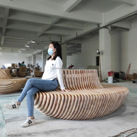 Banc de jardin en bois sculpté moderne avec dossier, sièges d'extérieur inhabituels pour la maison, l'hôtel, le parc, le centre commercial