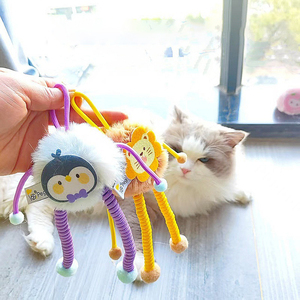 Nueva muñeca colgante de hierba gatera de peluche para mascotas, juguete con sonido de campana chirriante, cuerda elástica, juguete interactivo para gatos - Product Image 2