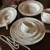 Ensemble de tasses et d'assiettes en céramique à motifs floraux violets français, design en relief, ensemble d'assiettes rétro pour dîner, pour mariage ou événement