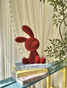 Statuetta di Coniglio Seduto in Resina Rossa, Scultura Artistica per Arredamento Casa, Soggiorno, Corridoio, Mobile TV - Product Image 4