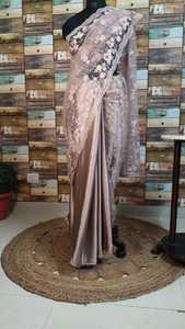 Gama exclusiva Premium de Sari de encaje con bordado floral y satén Rosa bebé elegante para ocasiones especiales - Product Image 2