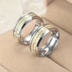 Anillo de Compromiso con Diseño Único de Electrocardiograma que Brilla en la Oscuridad, de Acero Inoxidable Luminoso, Casual/Deportivo para Hombre - Product Image 5