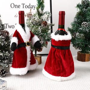 Funda para Botella de Vino con Diseño de Santa Claus de Terciopelo Rojo, con Ribete de Piel Sintética Blanca y Cinturón Negro, Decoración Navideña Reutilizable y Ecológica - Product Image 2
