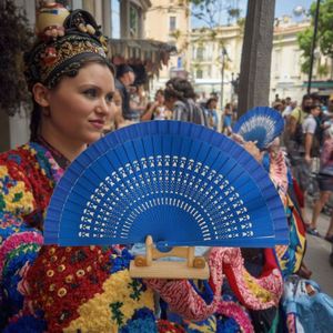 Abanico Plegable de Papel con Diseño de Arte Folclórico Personalizado, Tema Musical para Fiestas de Baile, Estilo Deportivo, Artesanía de Bambú Pintado - Product Image 4