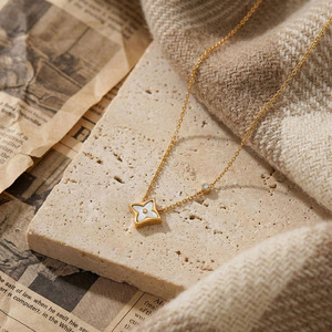 Elegante Collana da Donna in Acciaio Inossidabile con Catena a Maglie e Ciondolo a Stella, Gioiello Semplice Dorato alla Moda - Product Image 4