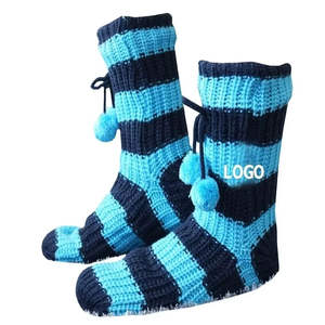 कस्टम सुपर कॉसी क्रू आकस्मिक एंटी-बैक्टीरियल लाइनिंग ब्लू और नेवी स्ट्रिप्ड विंटर क्रिसमस पॉम स्लाइपर मोजे - Product Image 2