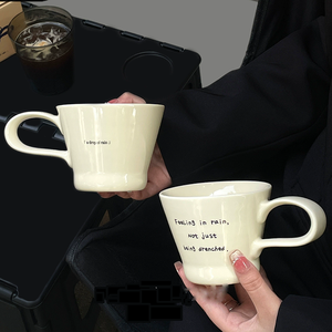 Tasse <span class=keywords><strong>anglaise</strong></span> noire simple de couleur crème Ins Design Sense <span class=keywords><strong>Mug</strong></span> avec grande poignée - Product Image 1