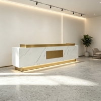 Bureau de réception de luxe en marbre blanc avec base flottante dorée et incrustation dorée centrale pour boutique et spa haut de gamme