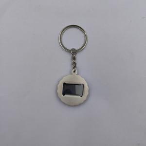 Llavero abridor de botellas de metal personalizado KR010: Diseño de tapa redonda grabado con láser con logotipo, llavero de metal de regalo promocional - Product Image 5