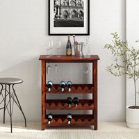 Meuble bar moderne en bois couleur chêne miel avec revêtement anti-rayures, porte-vin, porte-verres et étagères de rangement pour la maison