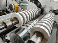 Machine à refendre et à rembobiner les rouleaux de papier auto-adhésif