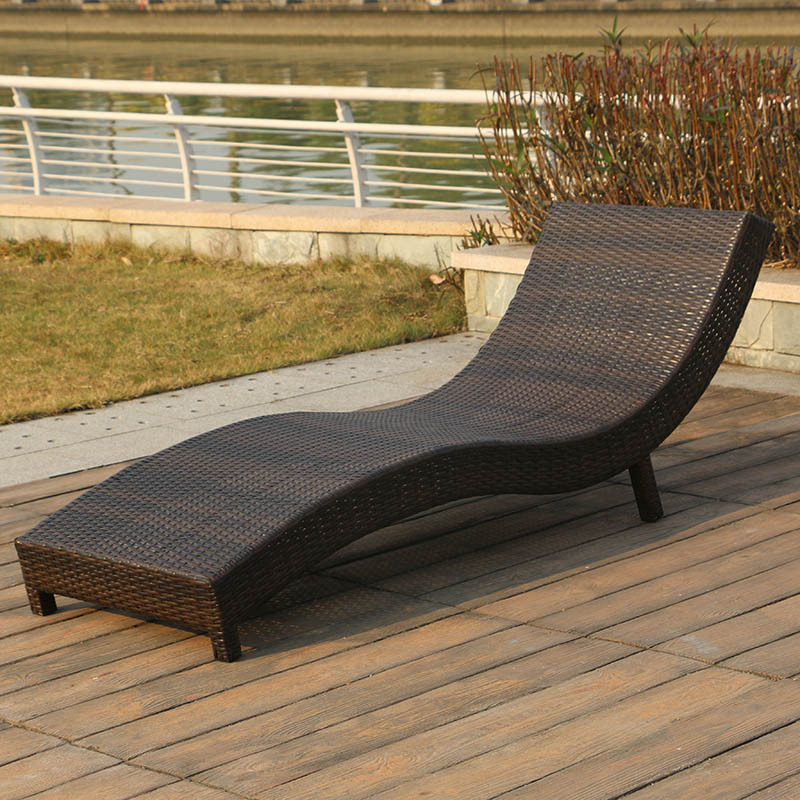 Allongé dans le lit sans coussin