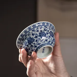 Tasse à main presse bleue et blanche peinte à la main Jingdezhen tasse à thé en céramique tasse maître rétro chinoise