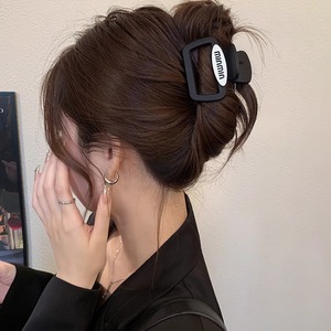 Pince à cheveux haut de gamme pour femme, petite taille, volumisante, en forme de lettre, carrée et givrée. - Product Image 3
