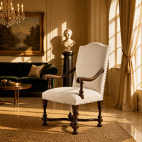 Chaise rembourrée en bois massif avec accoudoirs sculptés à la main et cadre en X ondulé pour salon de luxe