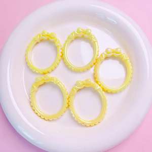 Vente en gros de cadre photo ovale de couleur de haute qualité avec nœud mignon perlé porte-clés bricolage pendentif de voiture perles acryliques - Product Image 3