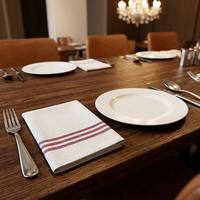 Serviette de table rayée 100% coton, aspect lin blanc, avec rayure bordeaux