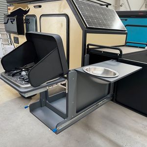 Caravane de voyage au design moderne avec fenêtre panoramique et mobilier de luxe - Product Image 4