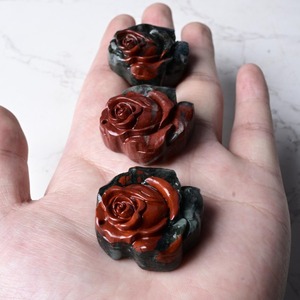 Venta al por mayor de cristal natural tallado a mano, flor de piedra de sangre, rosa de cuarzo de tamaño pequeño para regalo - Product Image 1